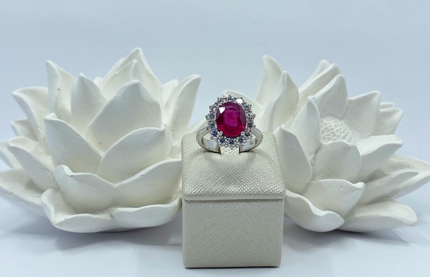 Anello Rosetta in oro bianco, rubino e brillanti